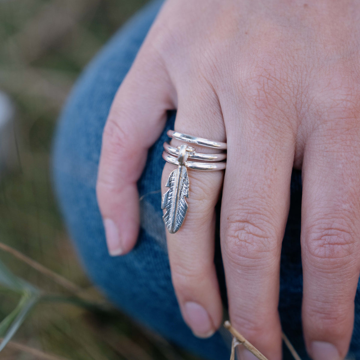 [modelwears Falling Medium Feather Stack Ring Party]