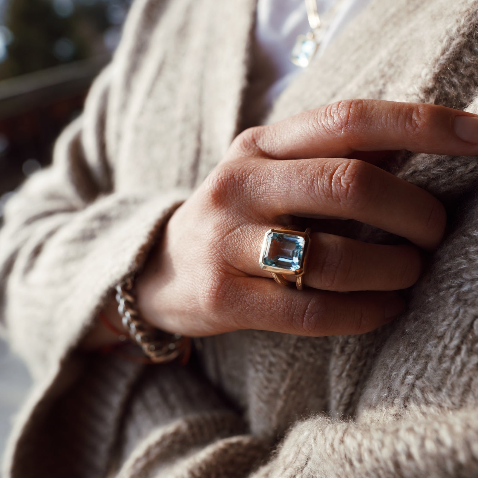 Gold Juno Blue Topaz Split Shank Ring
