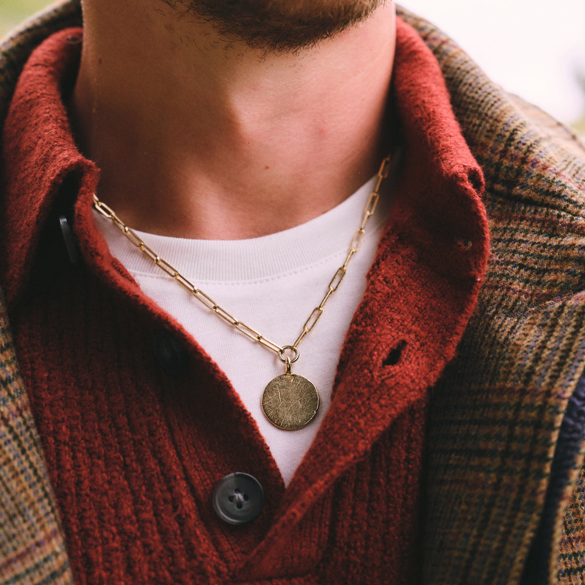 [men][modelwears 18" Trace Chain][hide: winter]