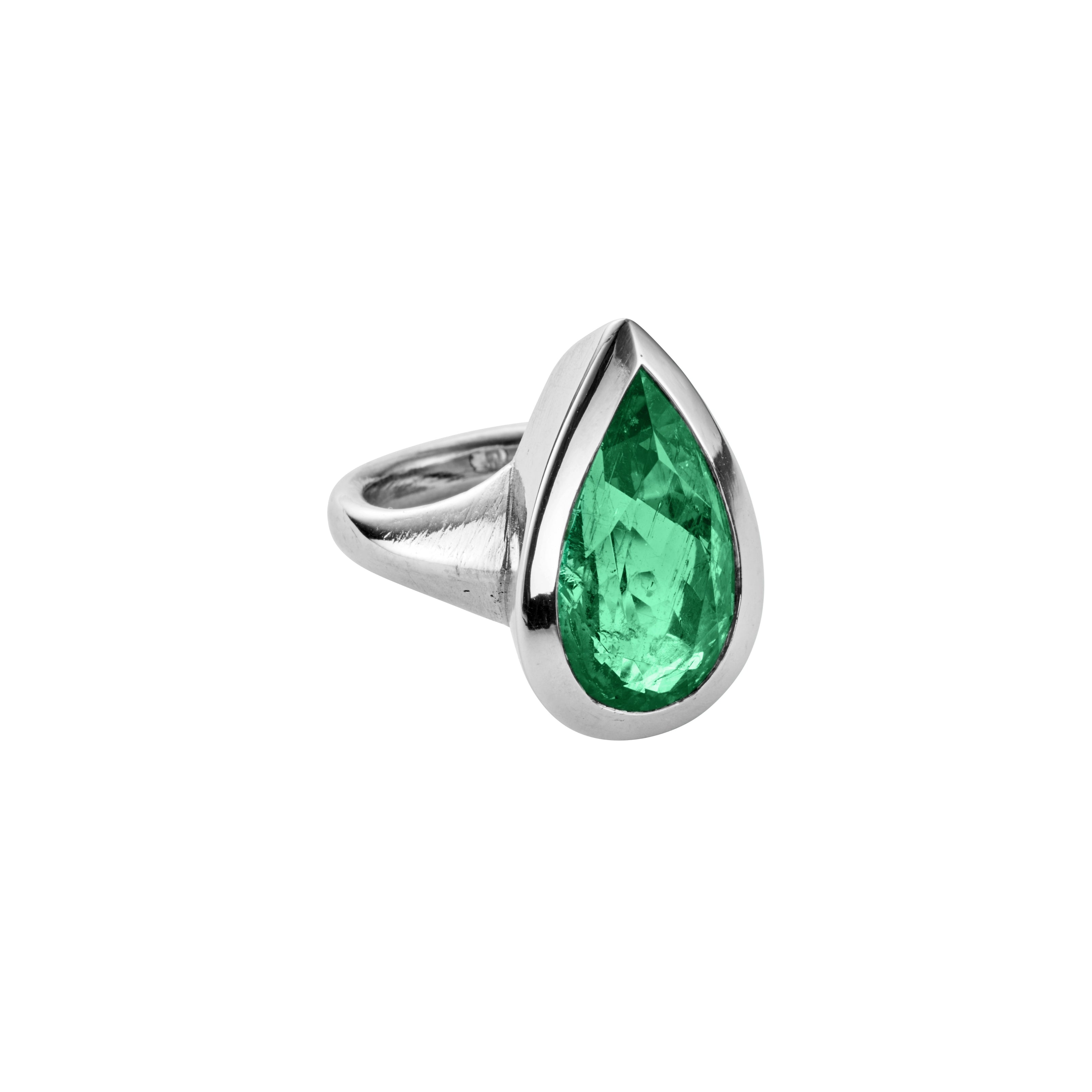OLIVETTE White Gold Pear Emerald Ring