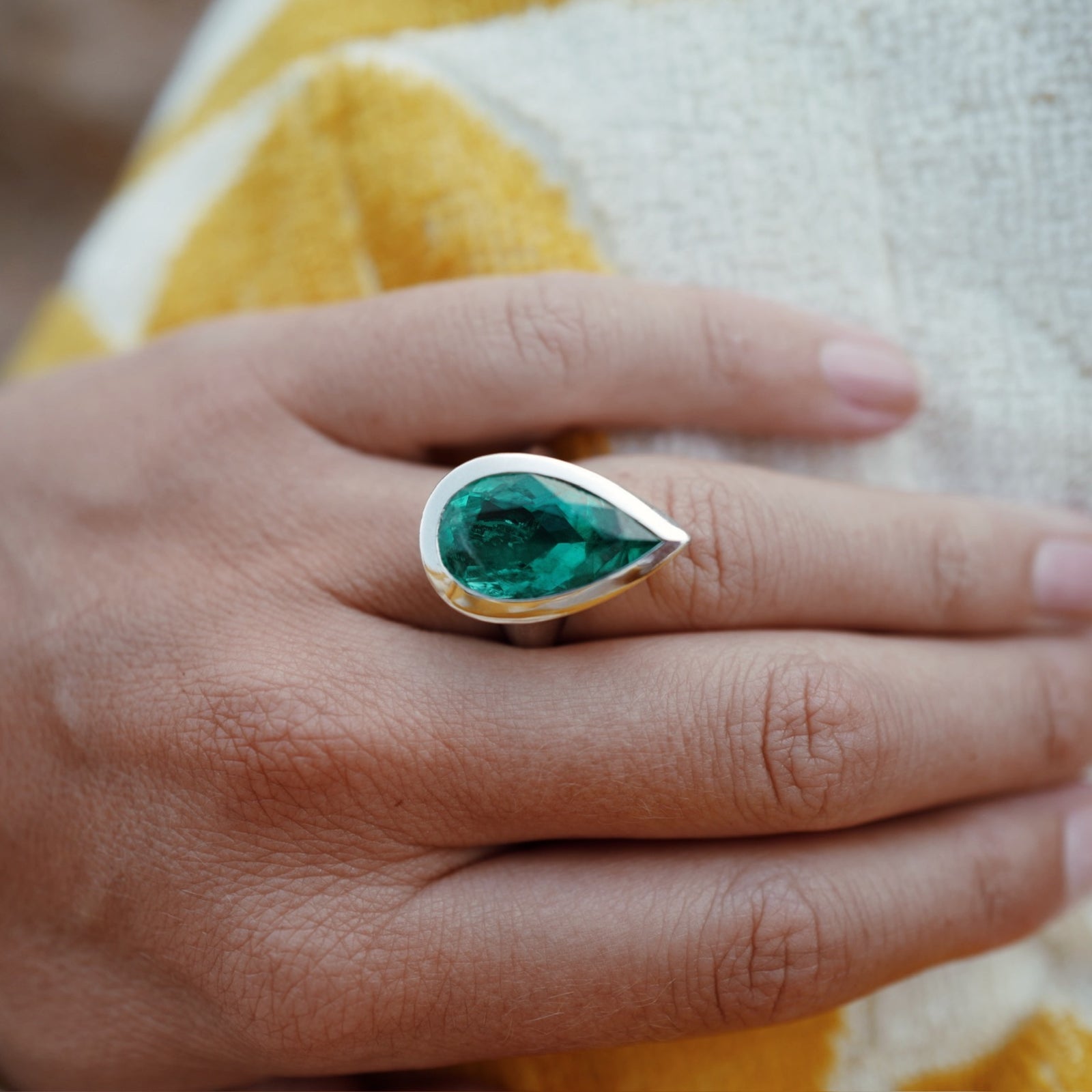 OLIVETTE White Gold Pear Emerald Ring