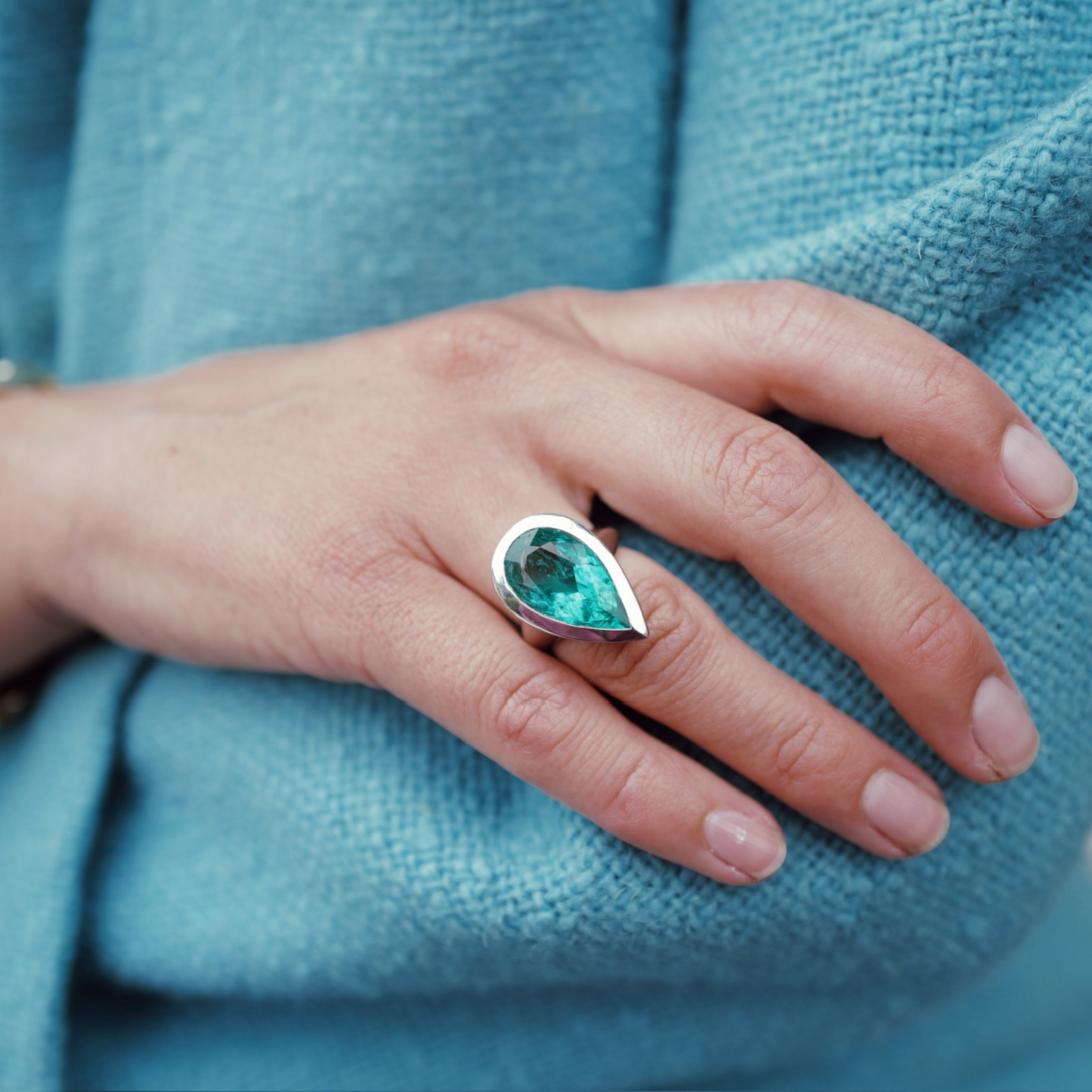 OLIVETTE White Gold Pear Emerald Ring