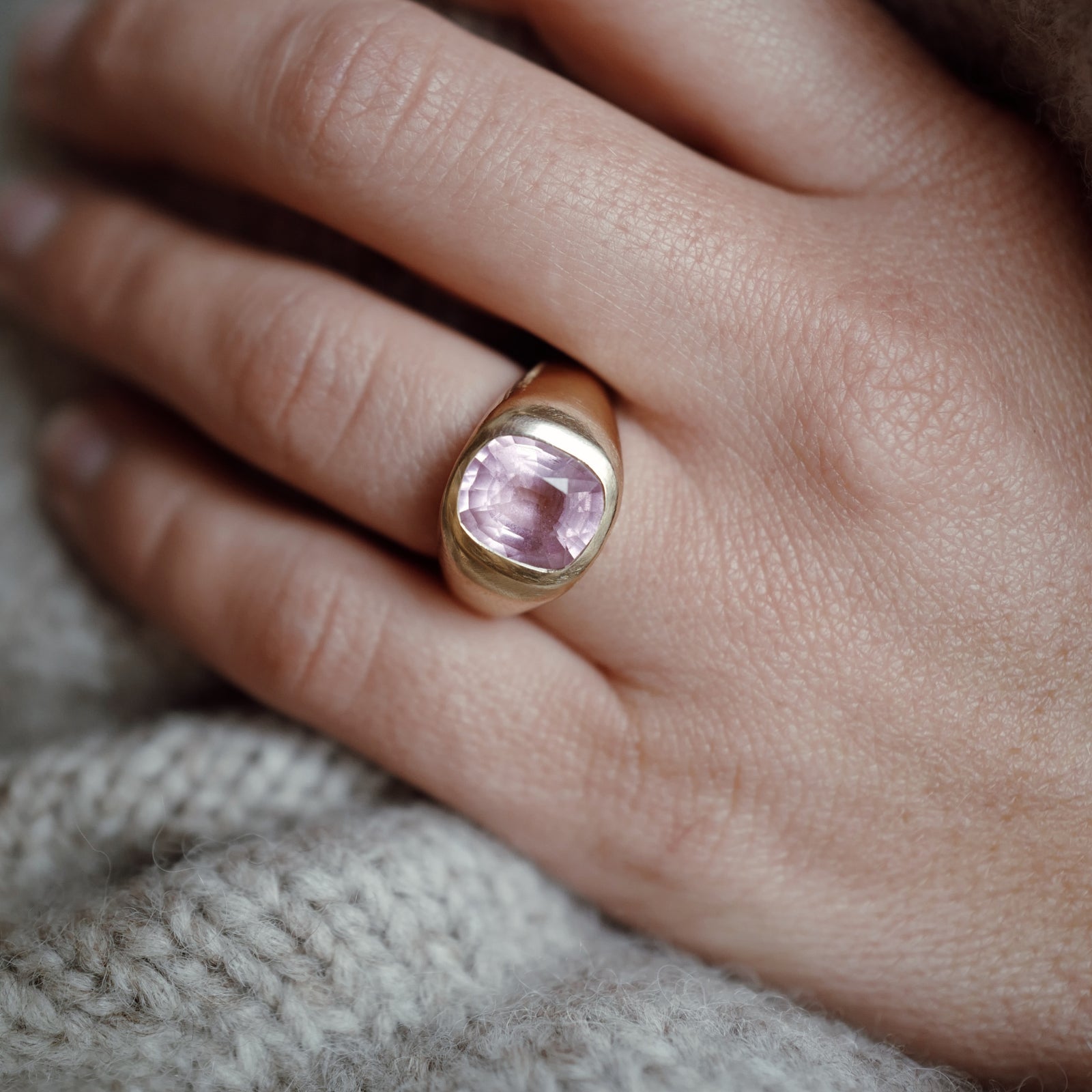 ROSEUS Gold Spinel Signet Ring