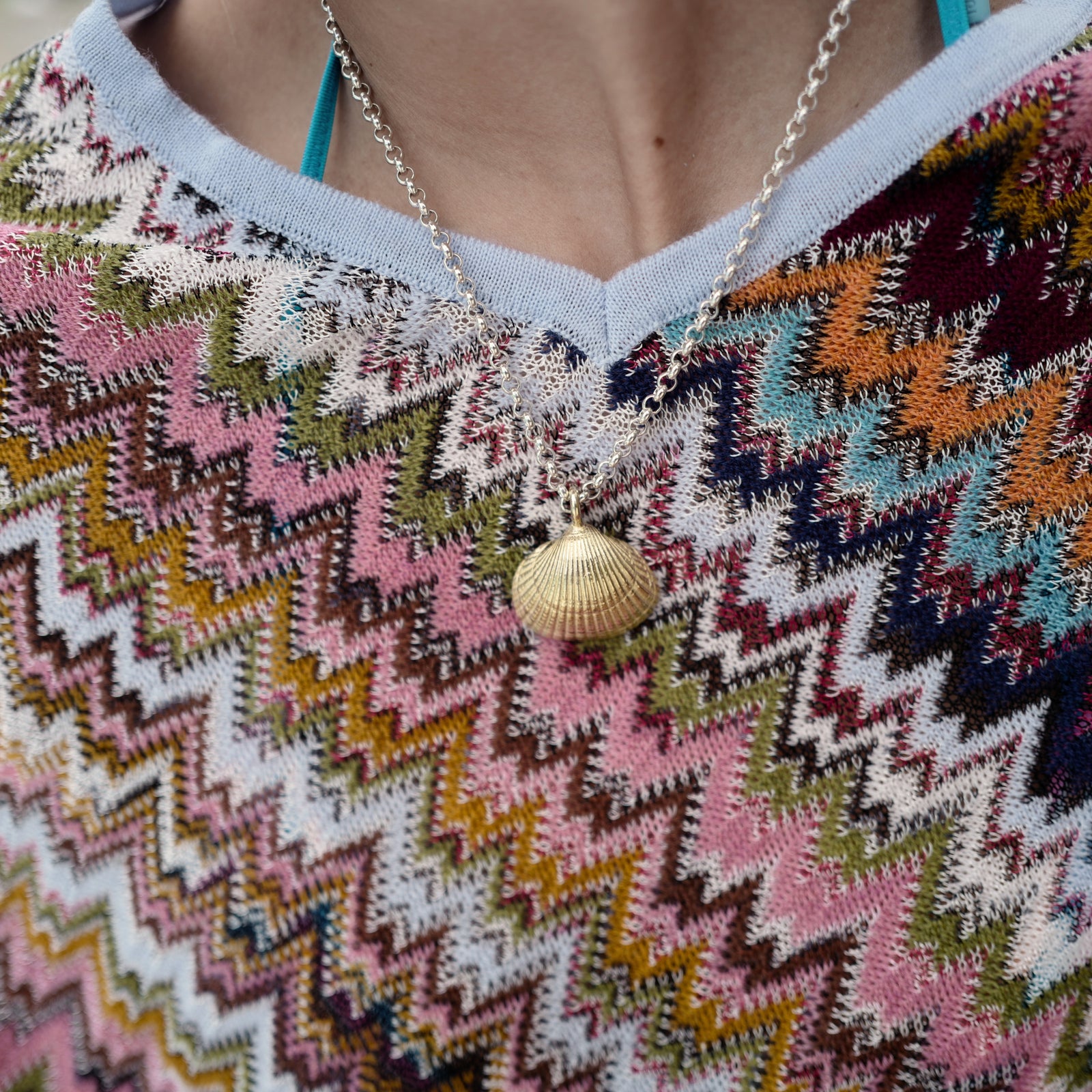 [modelwears 18" Maxi Shell Necklace]