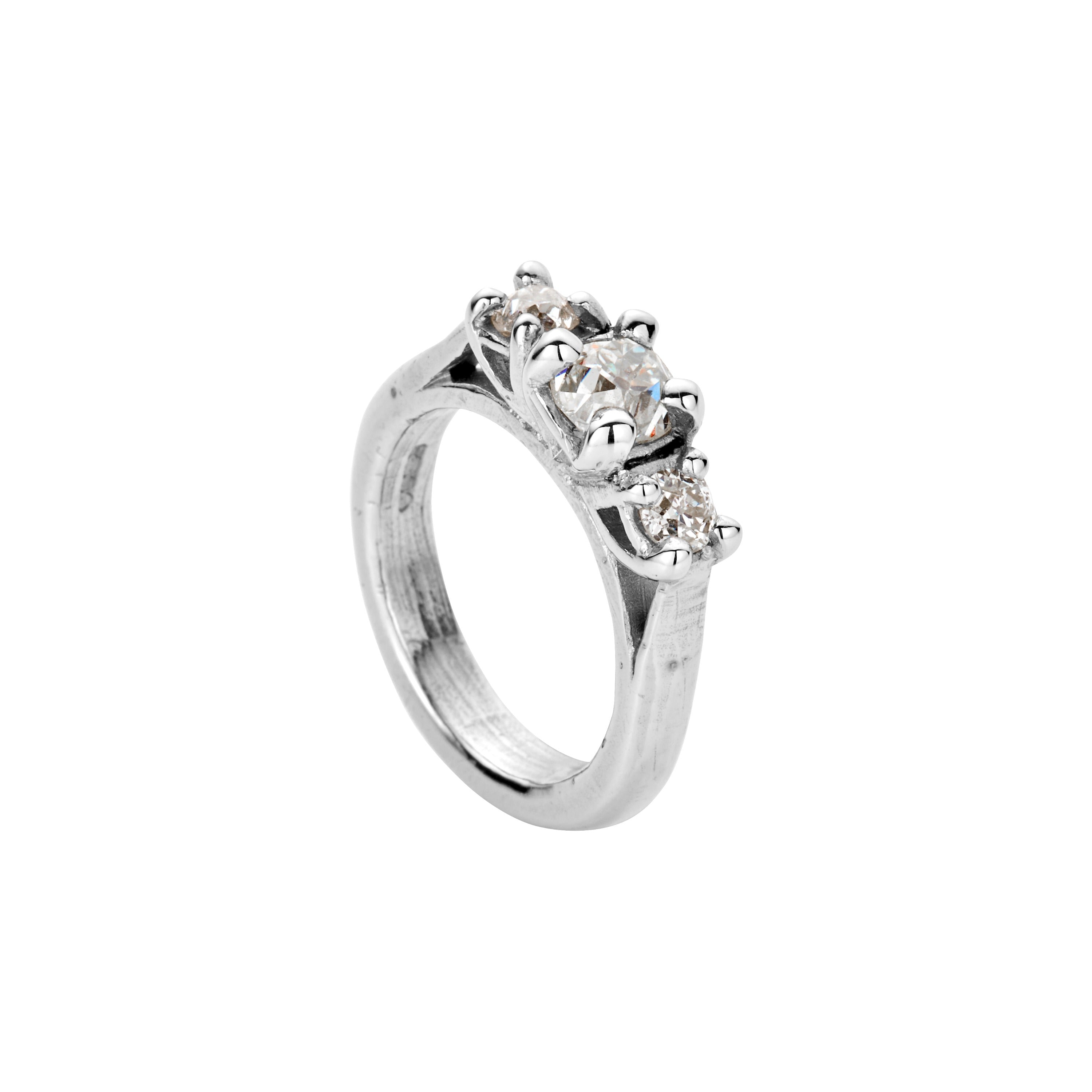 LYRA White Gold Diamond Claw Ring
