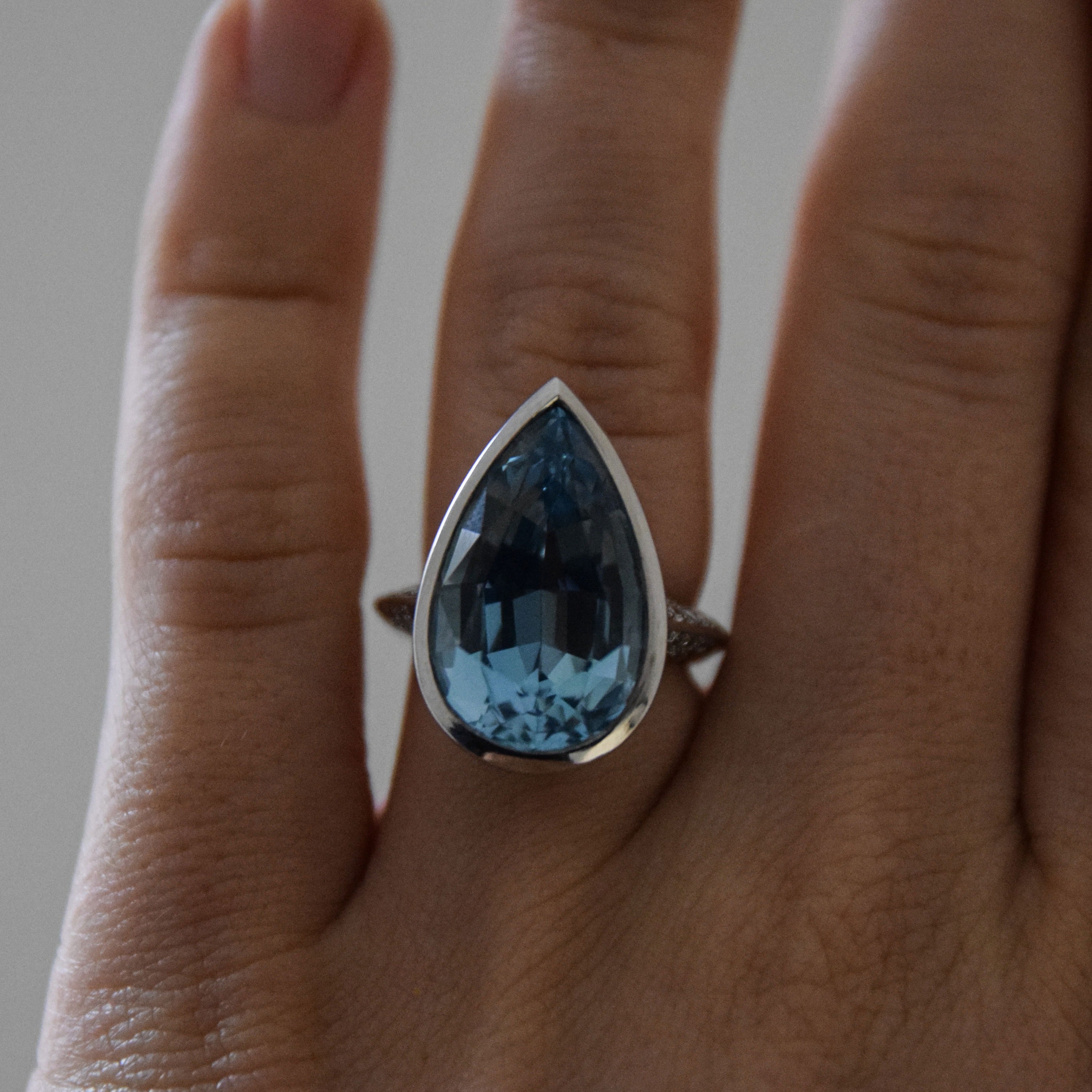 MARILYN White Gold Aquamarine & Diamond Ring